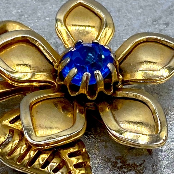 Vintage Gold Tone Floral Brooch Royal Blue Rhinestone Center Textured Leaves - Picture 3 of 4